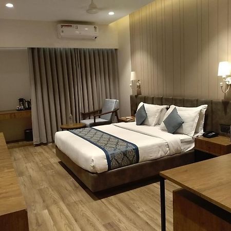 Pinnacle Grand Hotel Αχμπανταμπάντ Εξωτερικό φωτογραφία