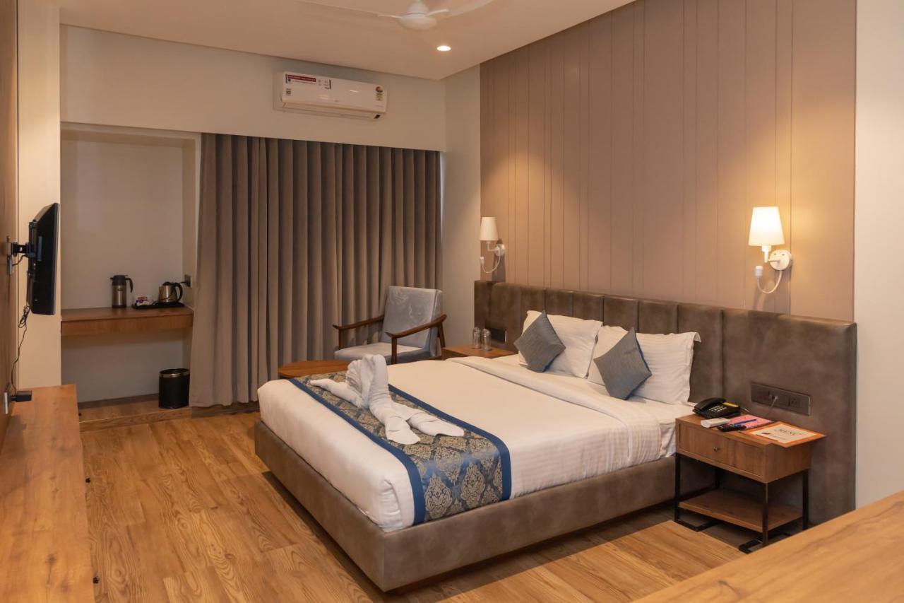 Pinnacle Grand Hotel Αχμπανταμπάντ Εξωτερικό φωτογραφία