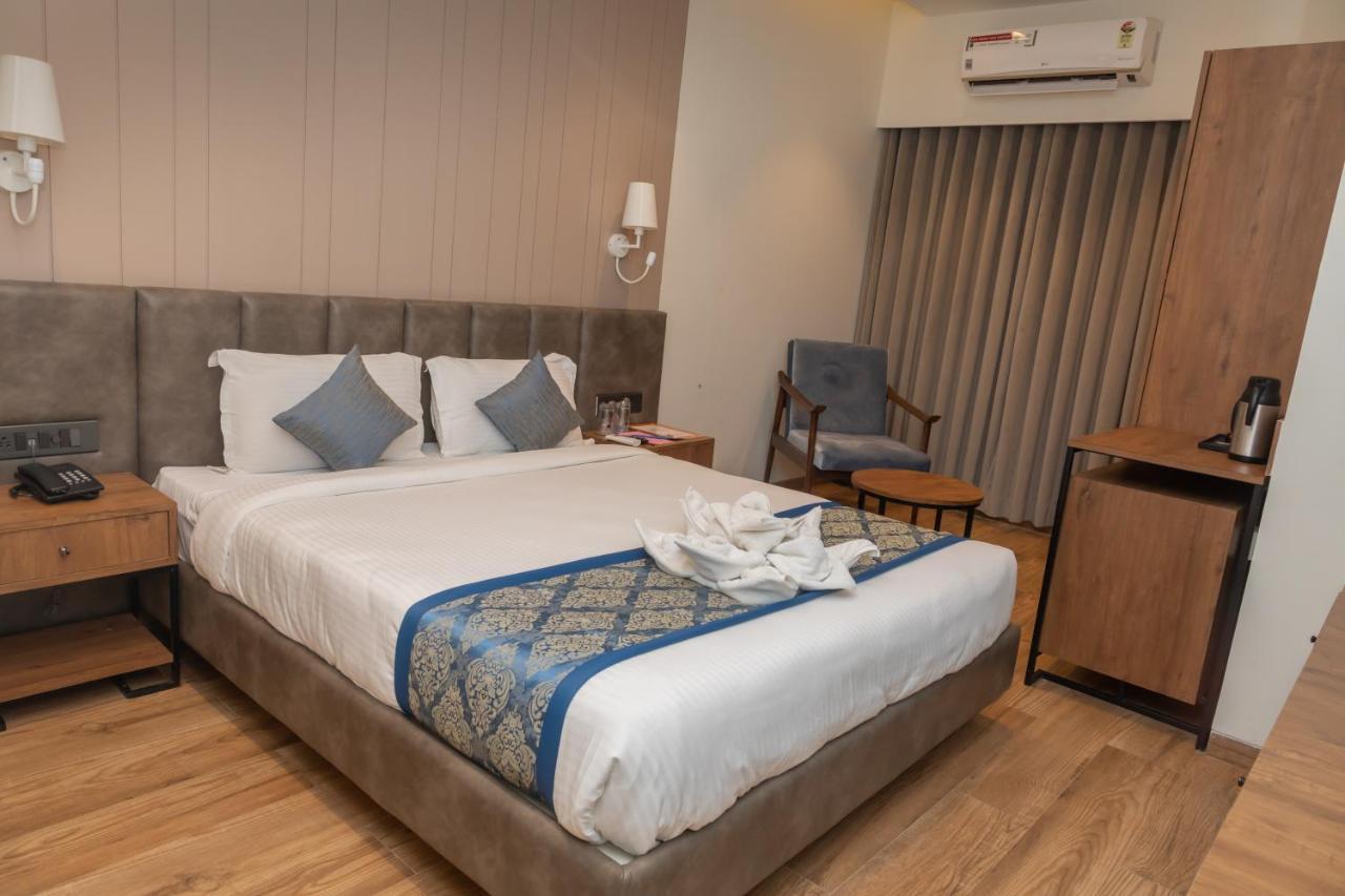 Pinnacle Grand Hotel Αχμπανταμπάντ Εξωτερικό φωτογραφία