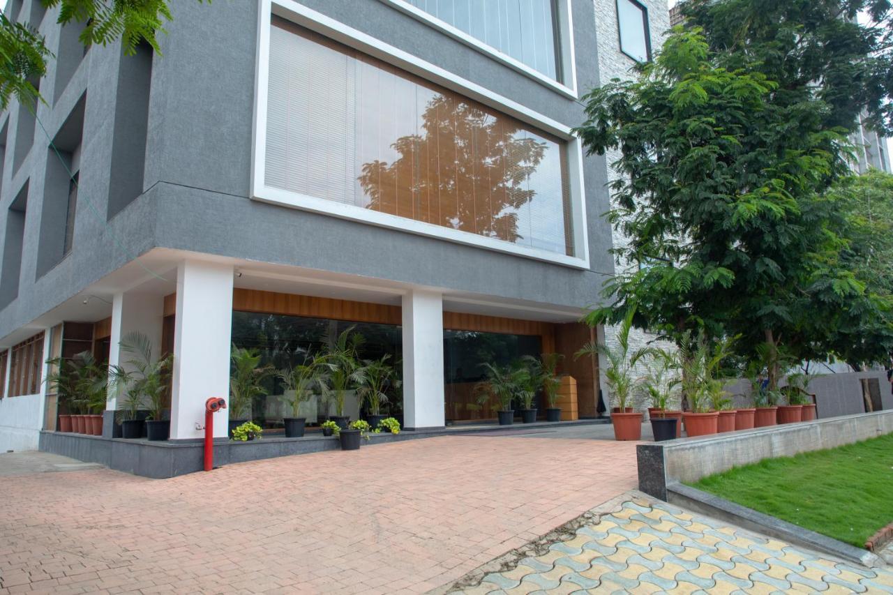 Pinnacle Grand Hotel Αχμπανταμπάντ Εξωτερικό φωτογραφία