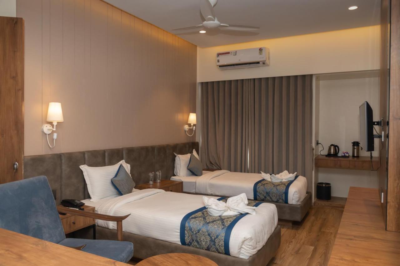 Pinnacle Grand Hotel Αχμπανταμπάντ Εξωτερικό φωτογραφία