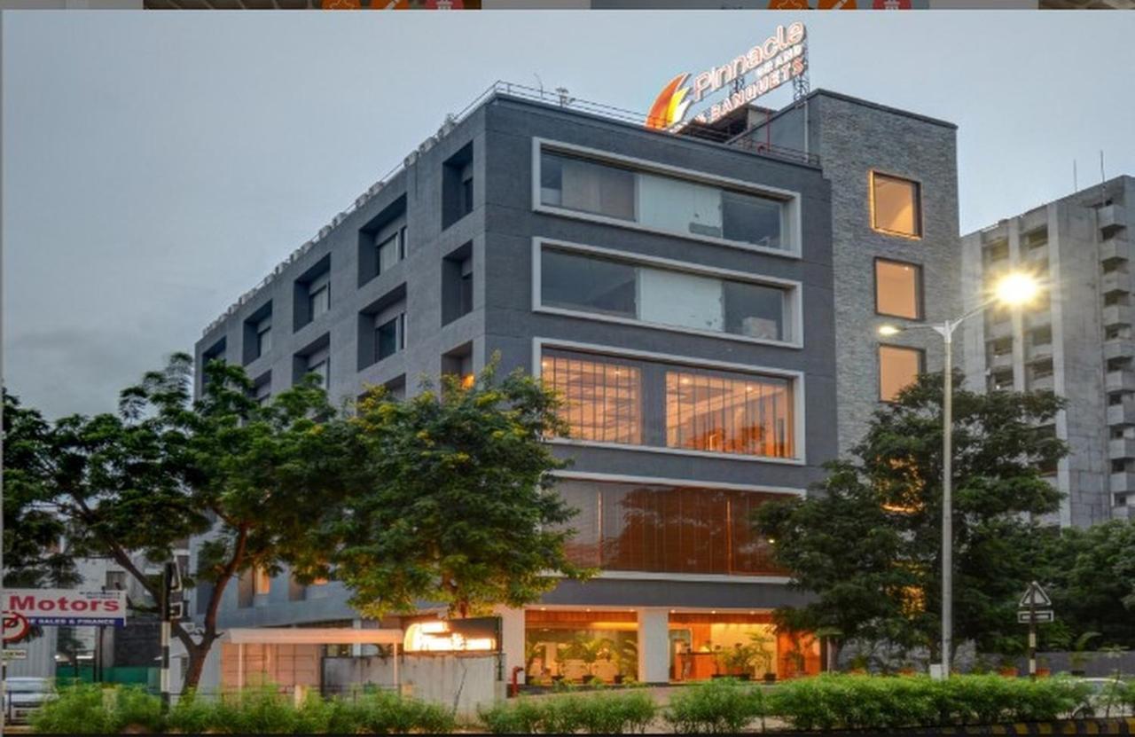 Pinnacle Grand Hotel Αχμπανταμπάντ Εξωτερικό φωτογραφία