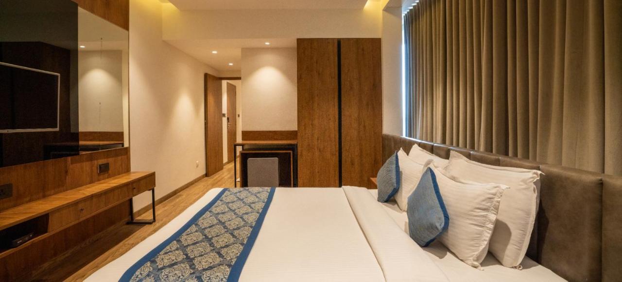 Pinnacle Grand Hotel Αχμπανταμπάντ Εξωτερικό φωτογραφία