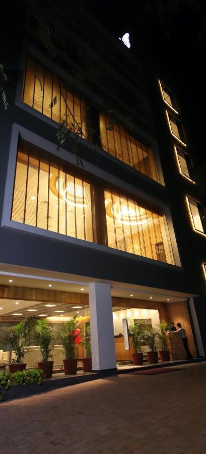 Pinnacle Grand Hotel Αχμπανταμπάντ Εξωτερικό φωτογραφία