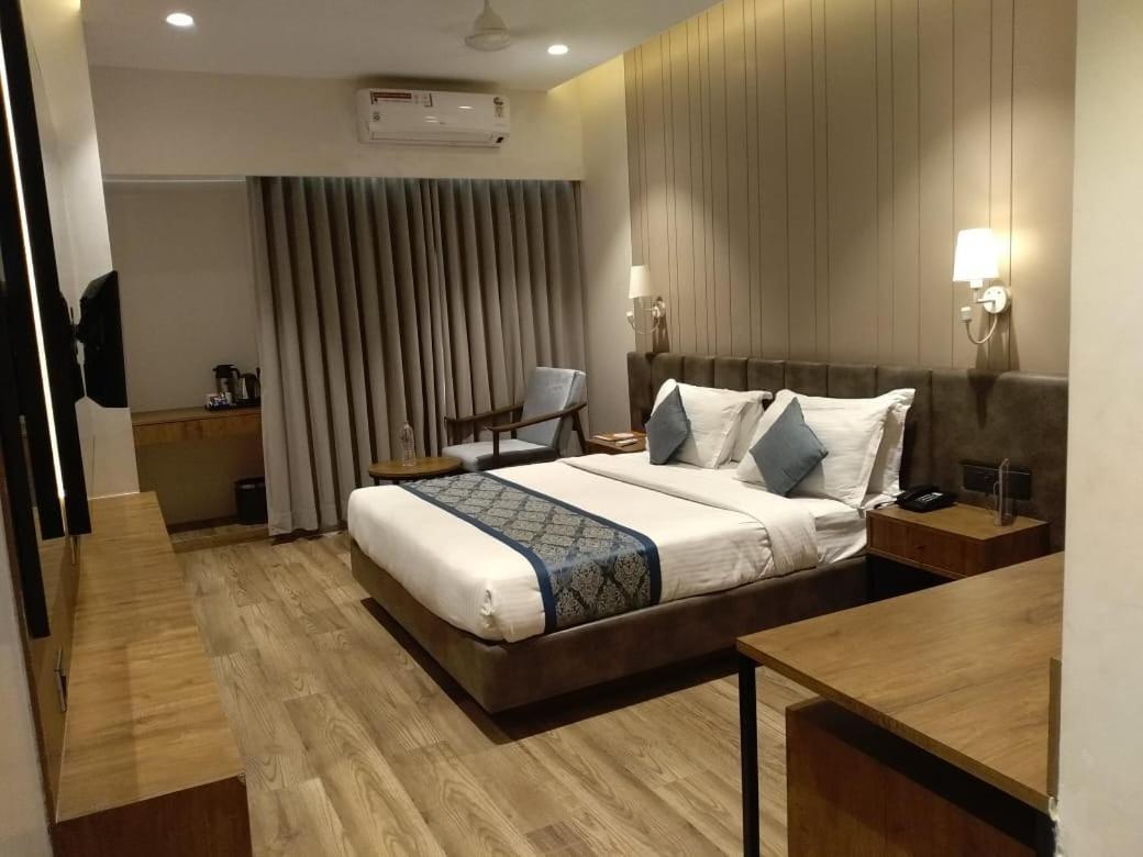 Pinnacle Grand Hotel Αχμπανταμπάντ Εξωτερικό φωτογραφία